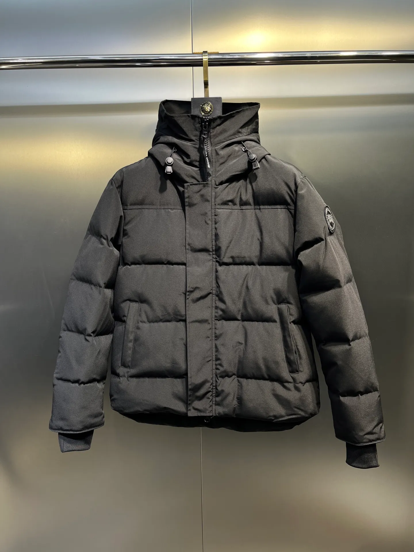 P700 Goose 🌟17 models (black) chest patch, same style for men and women, cold-resistant down jacket! The fur collar is detachable. The natural Siberian coyote fur collar has a delicate yet strong feel, which comes from the sense of life that comes from the erosion of wind and frost in nature. The market usually uses raccoon fur or fake fur instead, which is not even the slightest bit better! The collar part has cold-proof flannel, which is close to the head and neck, comfortable and warm! The fabric is made of high-density nano-level waterproof fabric, which is windproof and wear-resistant and has a certain thickness! The zipper is the official YKK brand! The waist has an elastic waistline design that can be adjusted according to yourself! There is also an anti-wind Velcro inside! Seamless threaded cuffs to avoid stiffening! In order to prevent cold wind from pouring in, a double closure design is adopted. On the premise of the traditional zipper fly, six Velcro fasteners are used for secondary closure, which brings better warmth retention effect. It retains the classic hooded design and uses super large luxurious wolf fur to protect against wind and cold. No matter how low the temperature is this winter, one piece is enough. I’ll give you the wind and temperature. Size: s-xxl